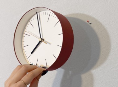 重量が比較的軽いので虫ピン等でも設置が可能です。 壁の材質にあった掛け具をご使用ください。